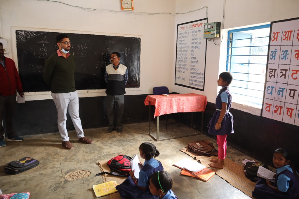 स्कूलों में बेहतर शैक्षणिक व्यवस्था सुनिश्चित करने पर सख्त तो वहीं बच्चों से बेहद सौम्यता से मिले कलेक्टर* सोनहत के रजौली में आंगनबाड़ी और स्कूल का कलेक्टर ने किया औचक निरीक्षण