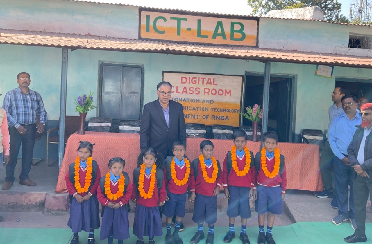 घुमन्तू और कचरा बीनने वाले 12 बच्चों का स्कूल में हुआ दाखिला  कलेक्टर ध्रुव ने बच्चों को तिलक लगा माला पहनाकर हौसला बढ़ाया 