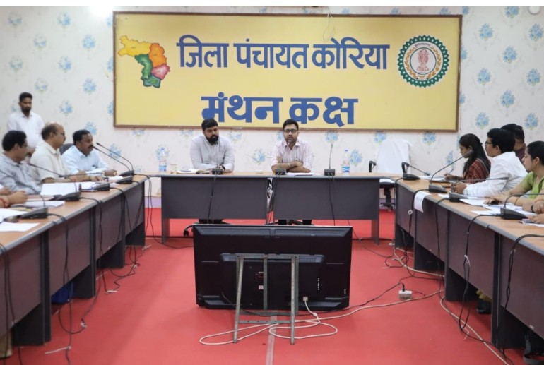 स्वामी आत्मानन्द विद्यालयों के शिक्षकों की बैठक में कलेक्टर ने शिक्षा की गुणवत्ता सुधारने दिए आवश्यक दिशा- निर्देश