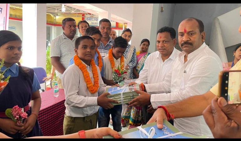 बच्चे ही हमारा भविष्य इनके लिए शिक्षा का बेहतर वातावरण तैयार करना हमारी जिम्मेदारी  कमरो 