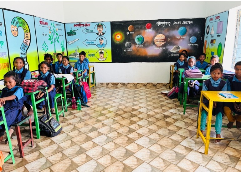 मुख्यमंत्री स्कूल जतन योजना से स्कूल भवनों का हो रहा कायाकल्प  रंग बिरंगी चित्रकारी के माध्यम से बच्चे कर रहे पढ़ाई   