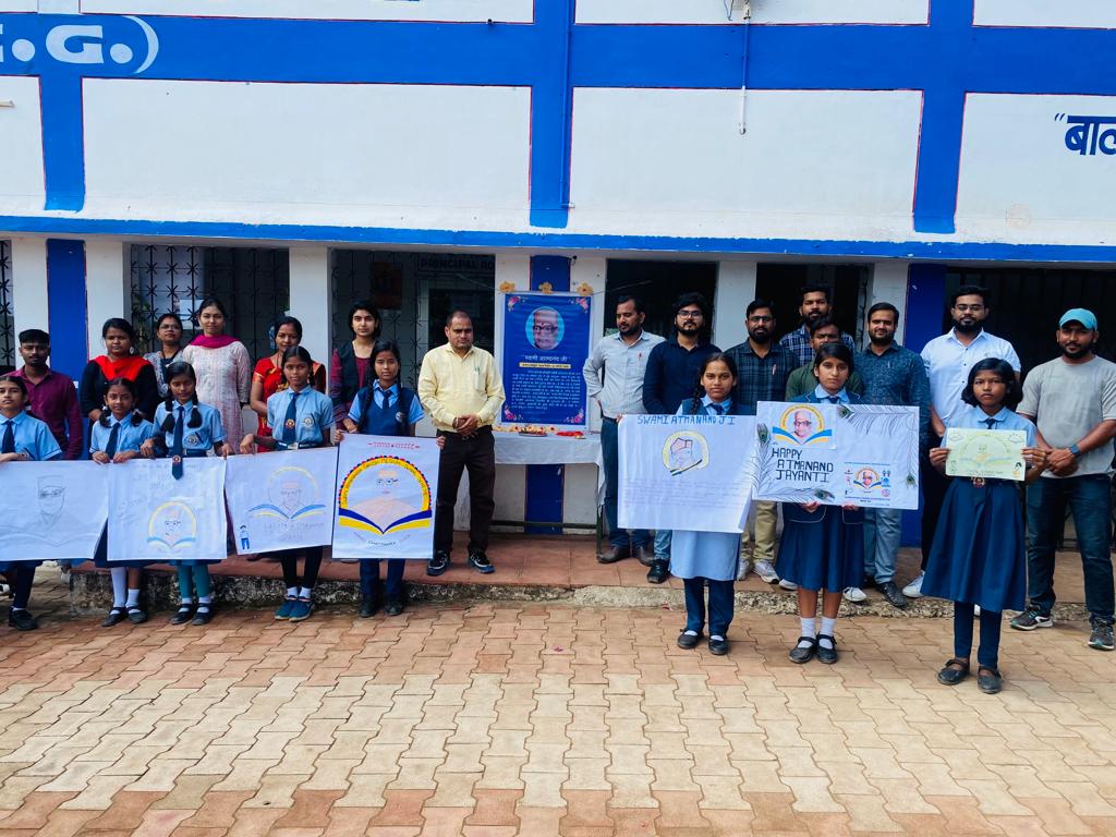 स्वामी आत्मानंद जयंती के अवसर पर बुजुर्गो का हुआ सम्मान लिया आशीर्वाद   स्वामी आत्मानंद विद्यालय पोड़ी में हुआ आयोजन