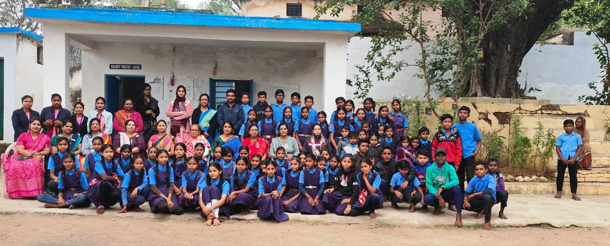  प्रधान अध्यापिका श्रीमती श्रीवास्तव ने विभिन्न प्रतियोगिता कर स्कूली बच्चों को स्वेटर, सैनेटरी पेड सहित अन्य पुरस्कार प्रदान किया