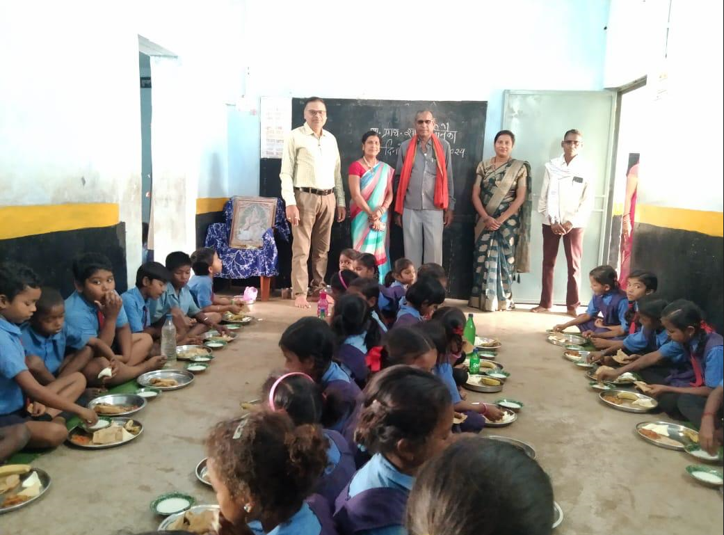  अतिरिक्त पोषण आहार- आयोजन से स्कूल में उपस्थित बढ़ी /स्कूली बच्चों के लिए नेवता भोज आयोजित