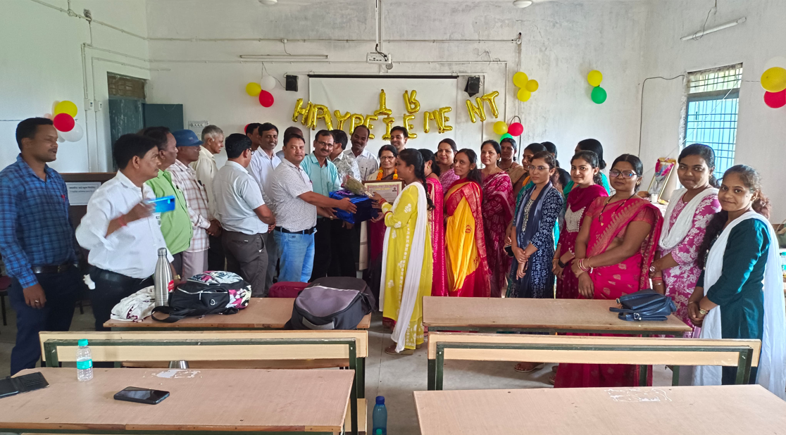  पिपरिया संकुल के तीन शिक्षकों को सम्मान पत्र और शाल श्रीफल  देकर दी गयी विदाई