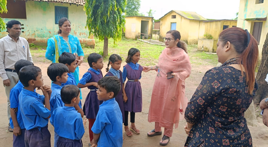 कलेक्टर ने स्कूल छात्रावास आंगनवाड़ी व स्वास्थ्य केंद्रों का किया औचक निरीक्षण लचर व्यवस्था पर हुई नाराज साफ सफाई व बुनियादी सुविधाएं मुहैया कराने को दिए निर्देश शिक्षिका व सहेली की भूमिका में नजर आई कलेक्टर श्रीमती चंदन संजय त्रिपाठी