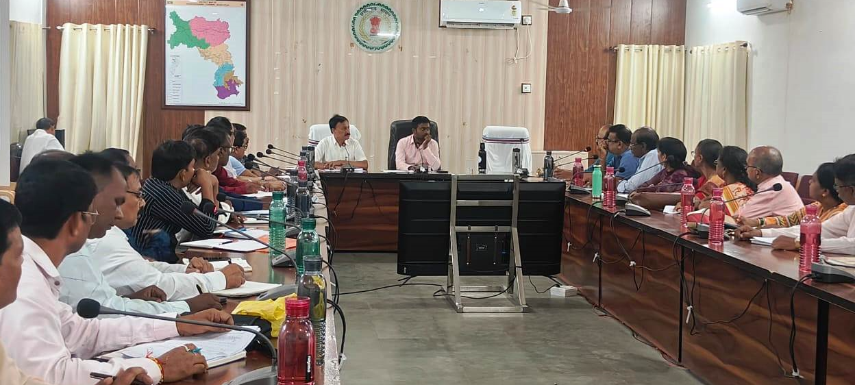  कलेक्टर ने स्कूल शिक्षा विभाग की ब्लॉक स्तरीय समीक्षा बैठक ली