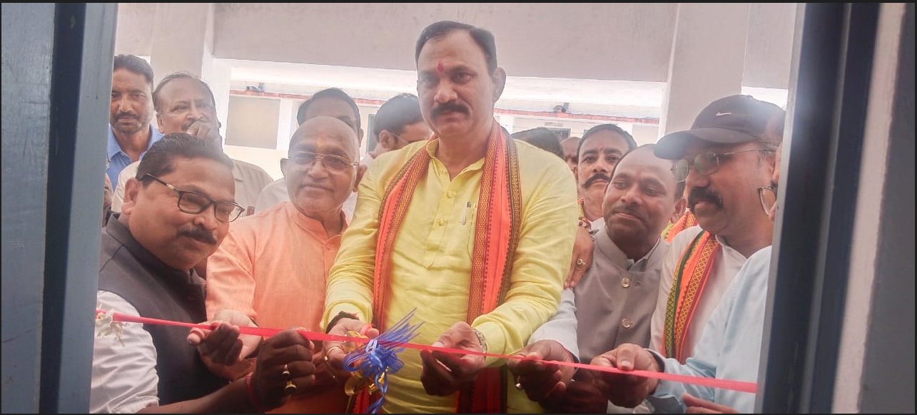 आज से विधिवत शुरू हुआ चिरमिरी का शासकीय पालीटेक्निक कालेज, स्वास्थ्य मंत्री श्याम बिहारी जायसवाल ने फीता काटकर की शुरुआत नवप्रवेशी छात्रों को कापी और पेन भेट कर किया गया सम्मानित