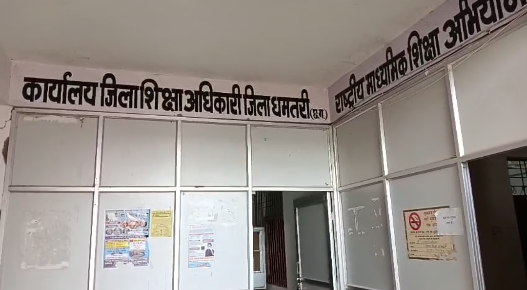 शाला प्रवेश के पहले ही दिन ग्रामीण शाला में ताला जड़कर किया धरना प्रदर्शन