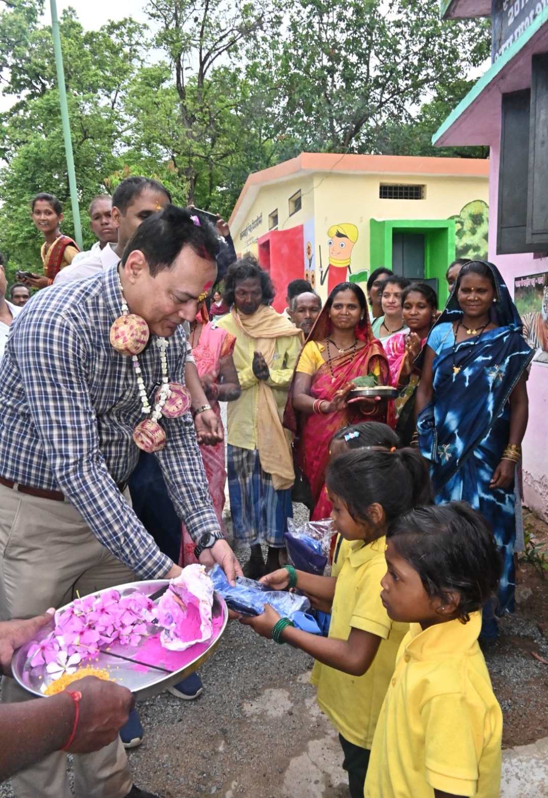 ट्राईफेड के एमडी ने तीन बच्चों का कराया शाला प्रवेश तीनों बच्चे पीपराहीभर्री आंगनबाड़ी केन्द्र से स्कूल में दाखिल हुए
