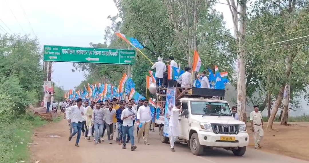 शुक्रवार को एनएसयूआई द्वारा शिक्षा बचाओ हुंकार रैली निकाली गई