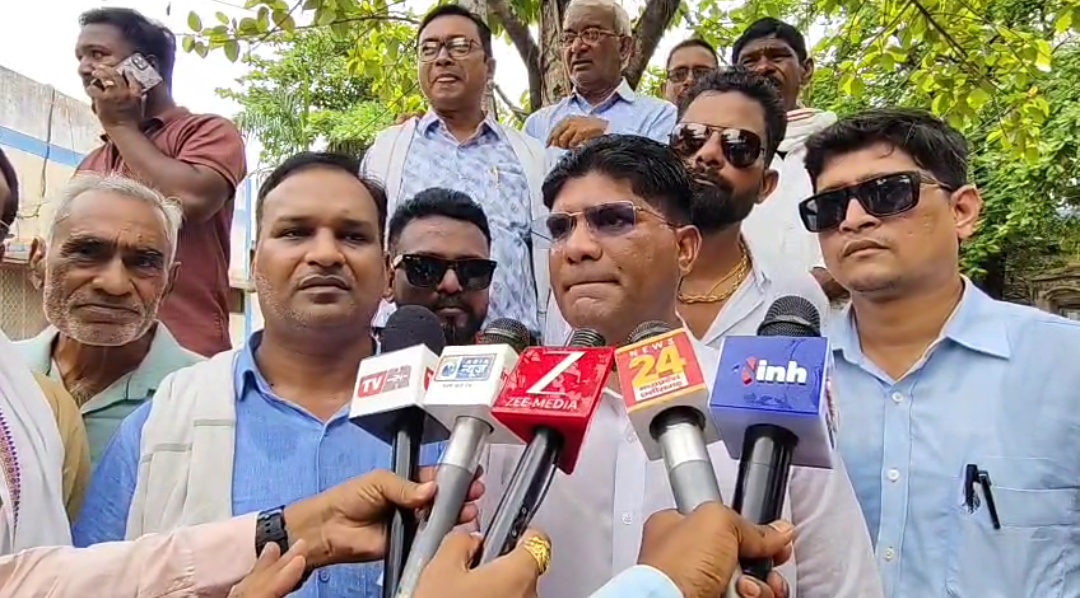 जिला शिक्षा अधिकारी के कार्यालय का घेराव