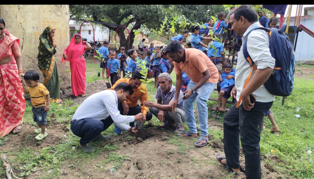 आज ग्राम पंचायत डबरी आश्रित बीजाभाठा में सरपंच चंद्रकांता योगेश जांगड़े के नेतृत्व में ग्राम बीजाभाठा में वृक्षा रोपण अभियान किया गया