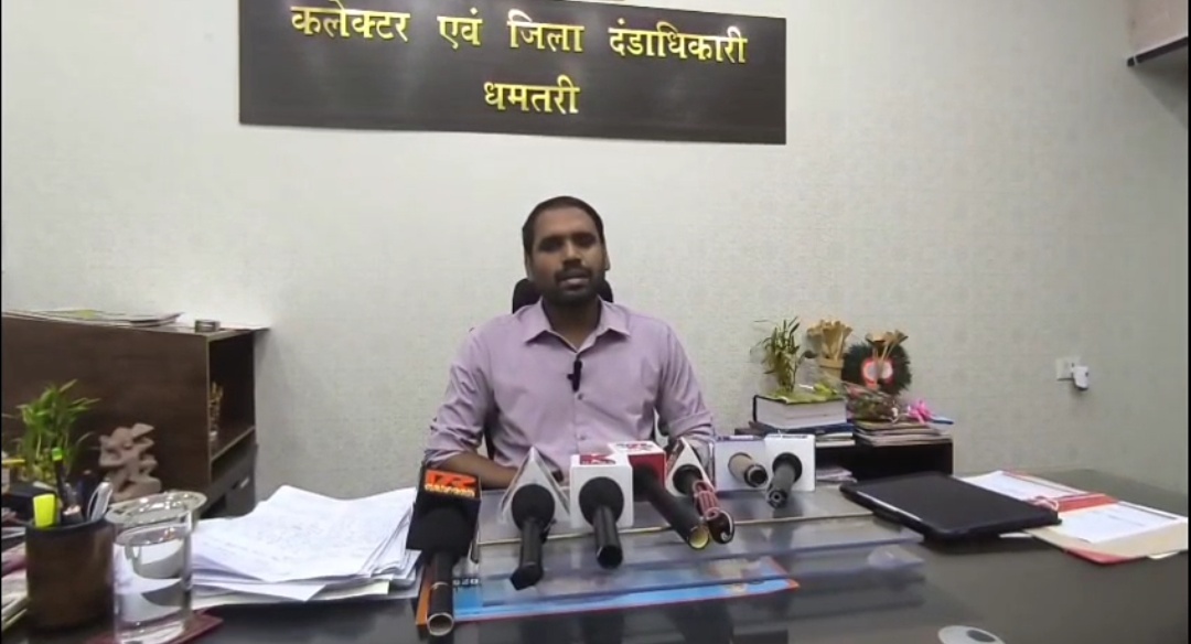 शिक्षक की कमी विद्यार्थी समेत पालक परेशान  जिस गांव को प्रधानमंत्री ने लिया गोद वहां के 85 बच्चों में 1 शिक्षिका कमार जनजाति के लिए चलाई जाने वाली योजना यहां नहीं कर रही काम