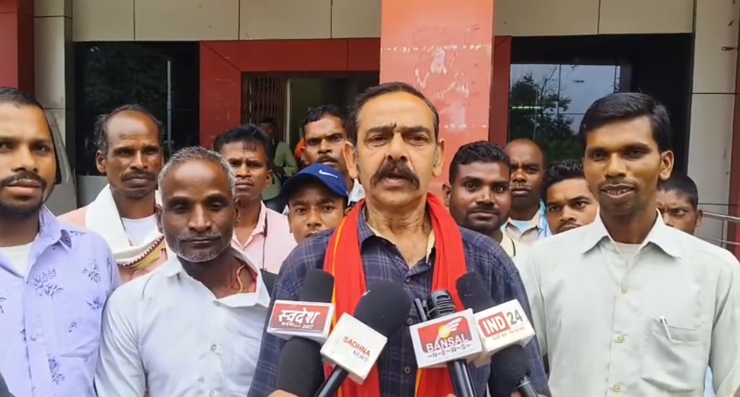 जर्जर स्कूल भवन की 25 दिन में मरम्मत की मांग सीपीआई ने सौंपा ज्ञापन