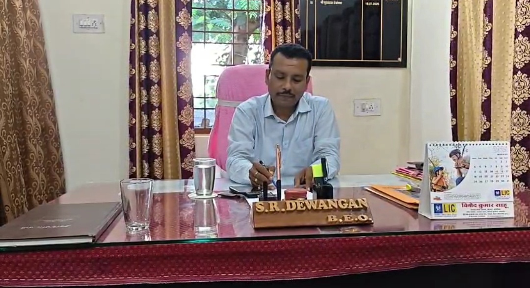 शौचालय के अभाव में बच्चों की पढ़ाई हो रही प्रभावित