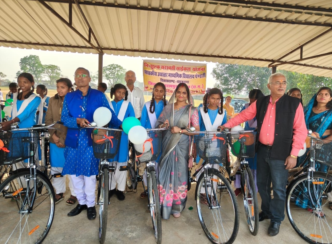 हाई स्कूल पेंडारी में 52 छात्राओं को साइकिल वितरित छात्रों की मांग पर वाटर कूलर की घोषणा की