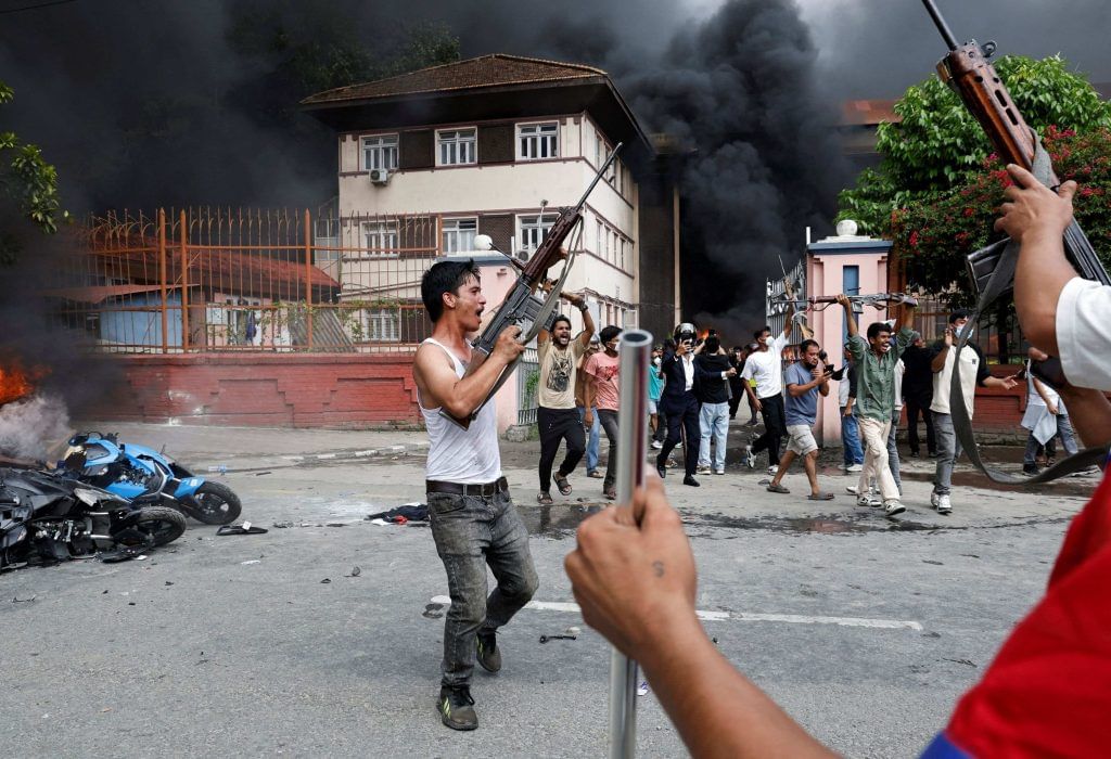 नेपाल का &lsquo;रक्त-चरित्र&rsquo;: हथियारों से लैस प्रदर्शनकारी, जलते नेताओं के घर, बंद हुआ काठमांडू एयरपोर्ट, जानें ताज़ा अपडेट