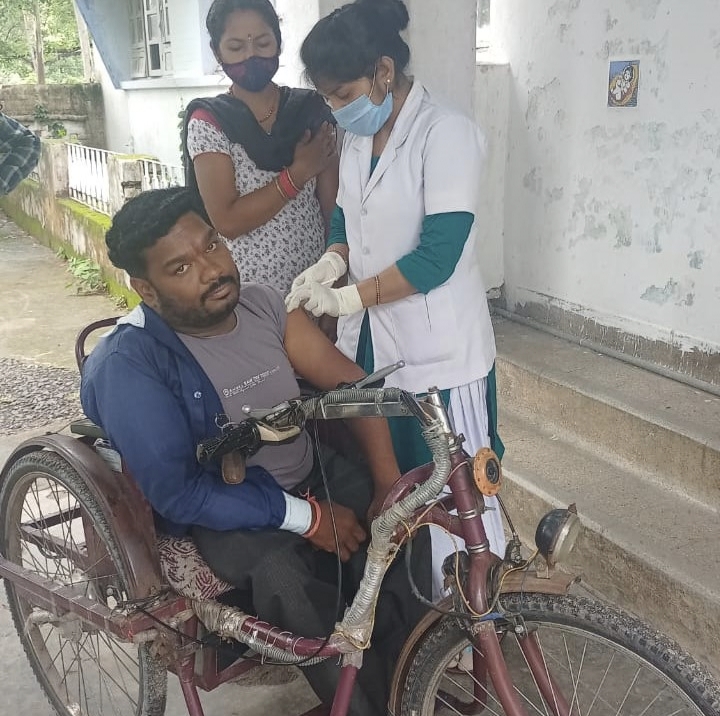 दिव्यांग संजय कुमार ने टीकाकरण केन्द्र पहुंचकर लगवाया कोविड टीका, लोगों से की टीका लगवाने की अपील  