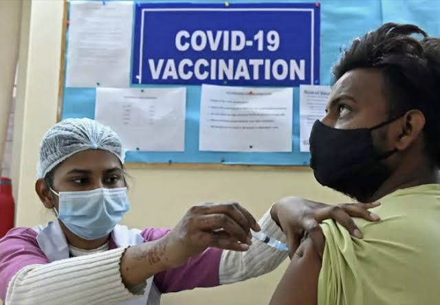 प्रदेश भर में धान खरीदी केंद्रों में कोविड19 टीकाकरण जांच शिविर का आयोजन...  राज्य के 35 धान खरीदी केंद्रों में 835 लोगों को लगा टीका...