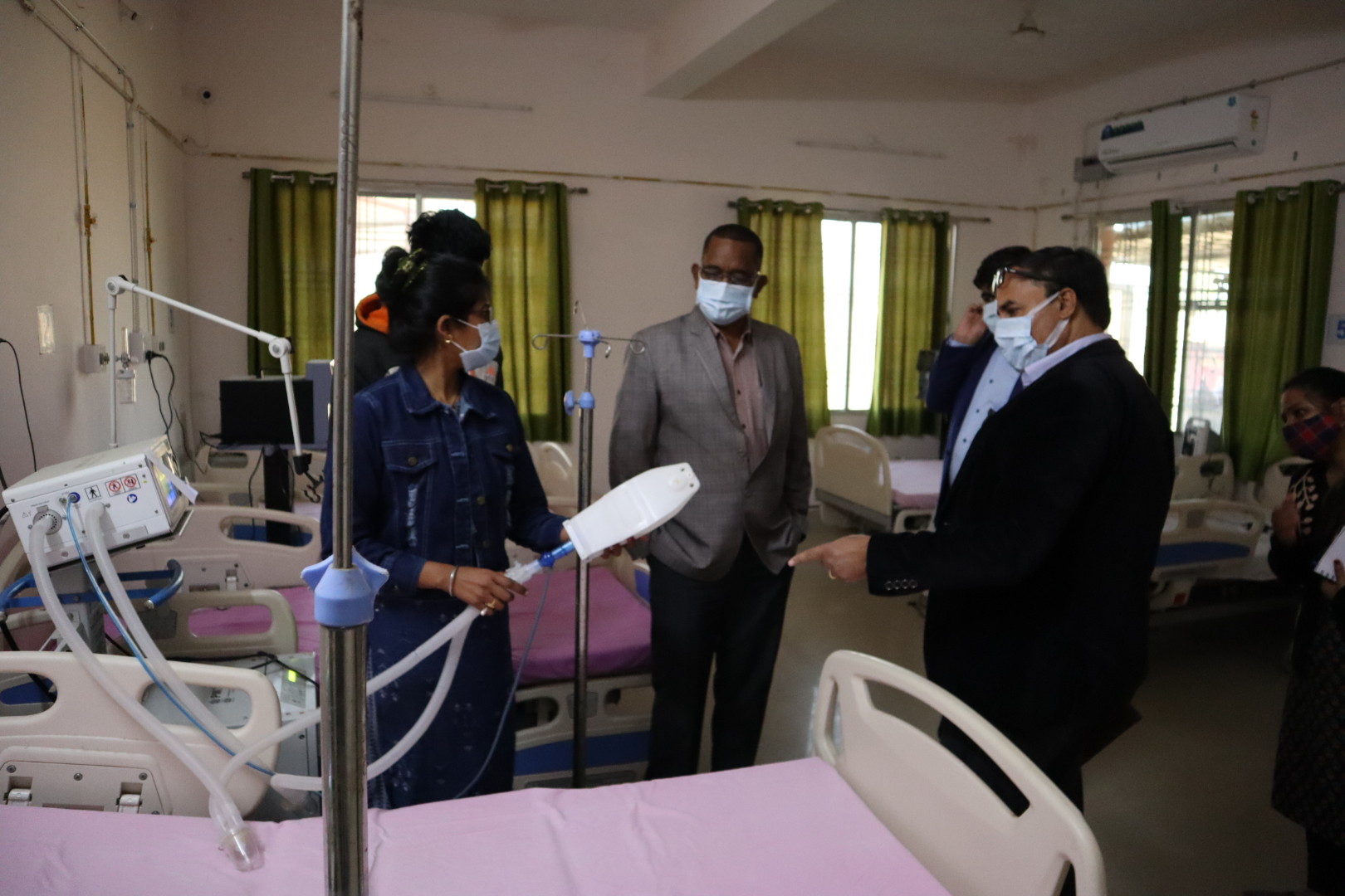 कलेक्टर धावड़े ने कोविड हॉस्पिटल पहुंचकर समस्त चिकित्सीय सुविधाओं का किया मुआयना...अग्रिम तैयारी के रूप में सभी मेडिकल सुविधाओं, उपकरणों और ऑक्सीजन आपूर्ति की टेस्टिंग के दिए निर्देश...