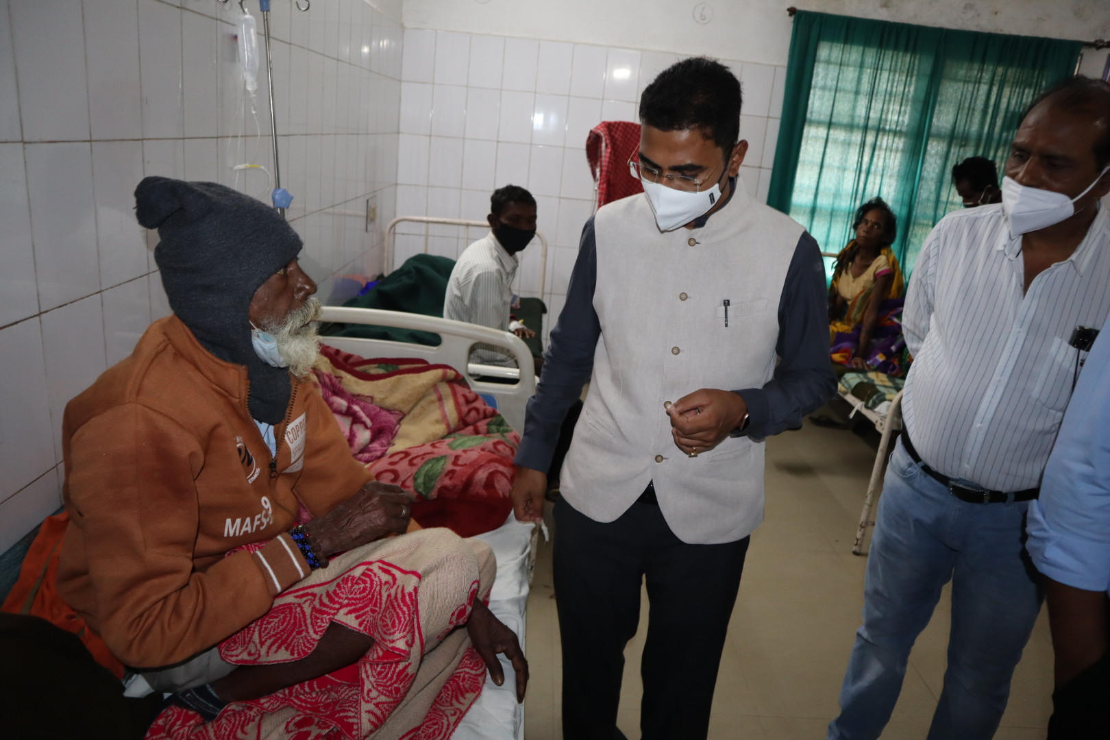 सामुदायिक स्वास्थ्य केंद्र मनेन्द्रगढ़ के निरीक्षण पर पहुंचे कलेक्टर, मिली खामियां, शौचालयों में स्वच्छता के अभाव पर जताई नाराजगी, व्यवस्था सुधारने दिए सख्त निर्देश