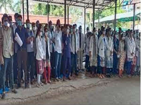 Bilaspur Sims में इलाज कराने आए युवक ने Doctor के साथ मारपीट के बाद किया हंगामा, Junior Doctors ने खोला मोर्चा