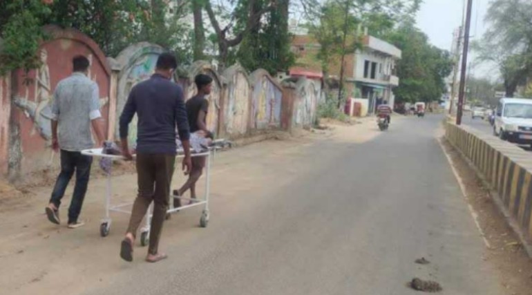 कलेक्टर ने लिया त्वरित संज्ञान, मरीज को परिजनों द्वारा चिकित्सालय से  बाहर ले जाने के मामले पर ड्यूटी चिकित्सक को कारण बताओ नोटिस जारी