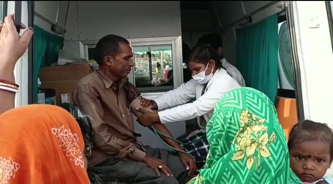 हॉस्पिटल वाली गाड़ी&lsquo; का मिल रहा लाभ, शिवदयाल की समस्या का हुआ समाधान, गुलबसिया को शुगर एवं बीपी से मिली राहत&rsquo; &rsquo;मुख्यमंत्री हाट बाजार क्लिनिक योजना के तहत 1 साल में 259 क्लिनिक के ज़रिए 17 हजार से अधिक को मिला इलाज एवं दवाइयां&rsquo;