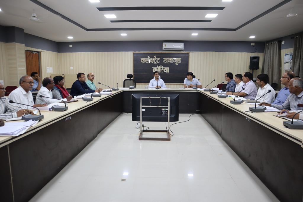 कलेक्टर की अध्यक्षता में शिक्षा विभाग की समीक्षा बैठक सम्पन्न ,बेहतर परीक्षा परिणामों के लिए गुणवत्तापूर्ण शिक्षा के निर्देश ..बिना पूर्व सूचना अनुपस्थित शिक्षकों पर नियमानुसार कार्रवाई के निर्देश..