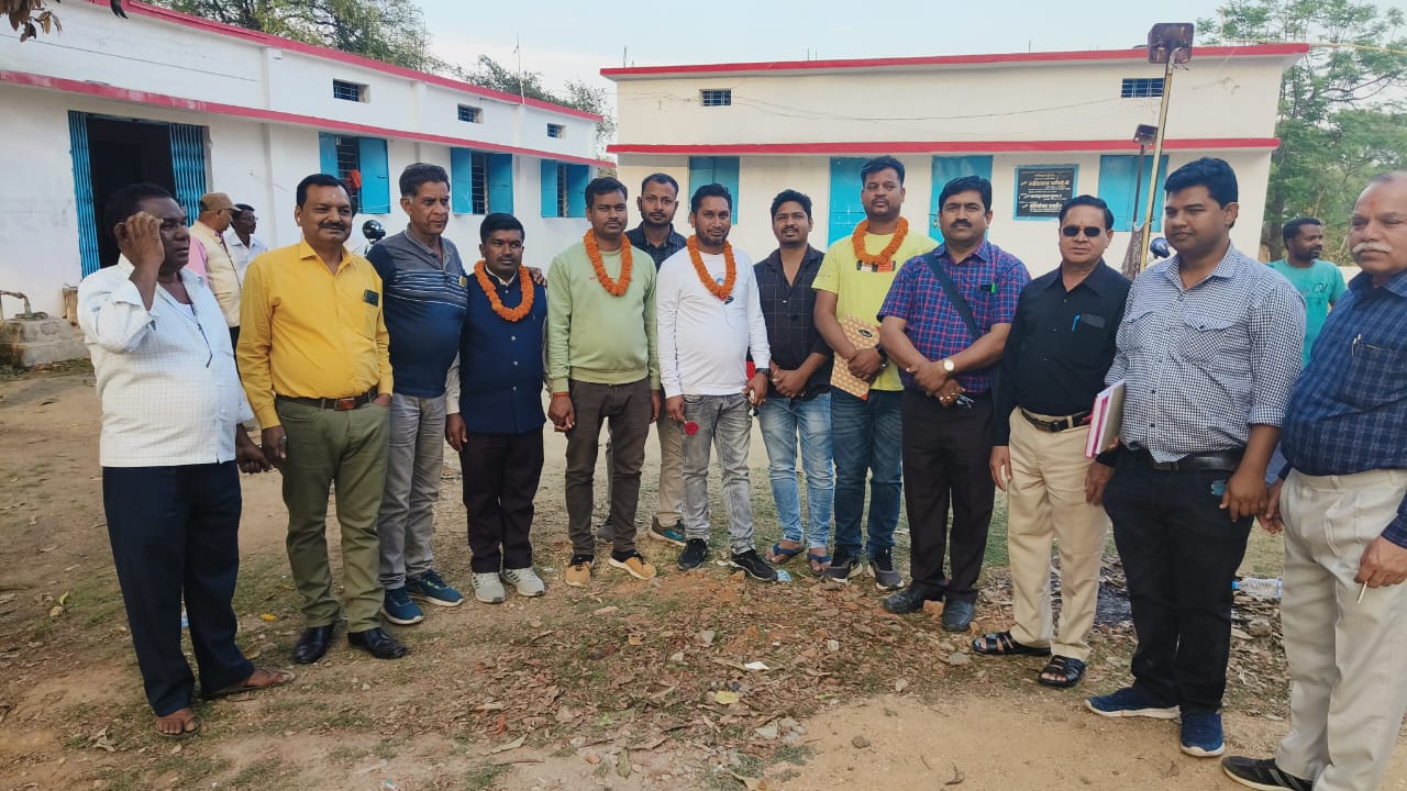 छत्तीसगढ़ प्रदेश स्वास्थ कर्मचारी संघ ब्लॉक बैकुंठपुर और जिला का बैठक संपन्न:सत्येंद्र सिंह ब्लॉक अध्यक्ष।