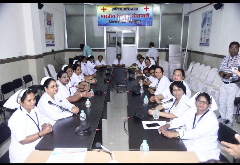 अंतर्राष्ट्रीय नर्स दिवस : जिला पंचायत अध्यक्ष श्री चौहान और कलेक्टर ने किया नर्साें का सम्मान