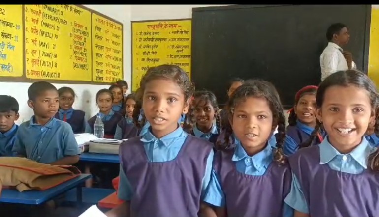 शिक्षक एवम् स्कूल बिल्डिंग के आभाव में नौनिहाल बच्चे