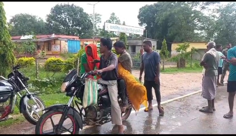 स्वास्थ्य मंत्री टीएस सिंह देव के विधानसभा क्षेत्र में डॉक्टर के द्वारा इलाज में लापरवाही करने का मामला सामने आयाहाल है  