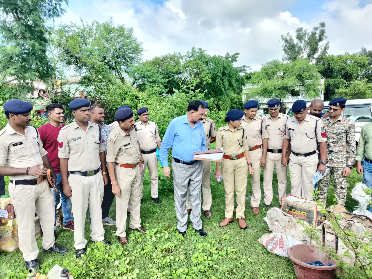 जिला पुलिस द्वारा अवैध रूप से शराब बिक्री के मामलों में जप्त शराब को नष्ट किया गया