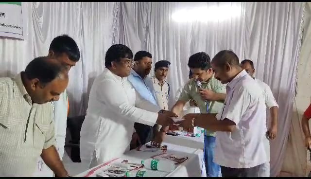 मौसमी बीमारियों के साथ आई फ्लू से पीड़ित 768 लोगो की हुई जाँच के साथ निःशुल्क दावा एवं चश्मे- मनेंद्रगढ़ विधायक के सौजन्य से 