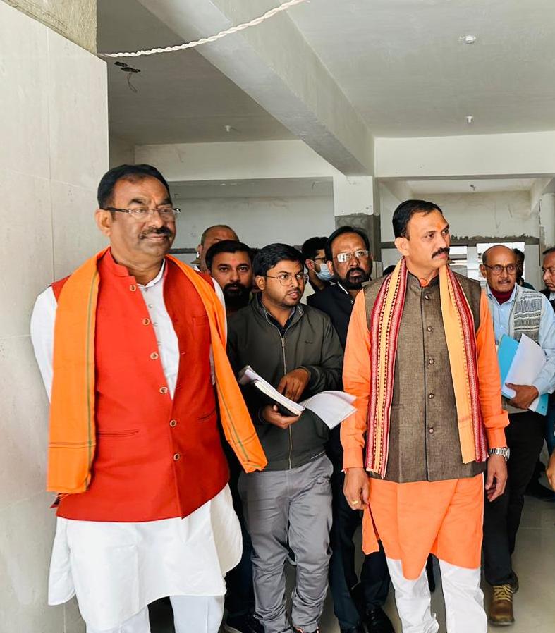 स्वास्थ्य मंत्री श्री जायसवाल ने मरीजों से की बात गंभीर मरीजों को तत्काल मेडिकल कॉलेज ले जाने को दिए निर्देश