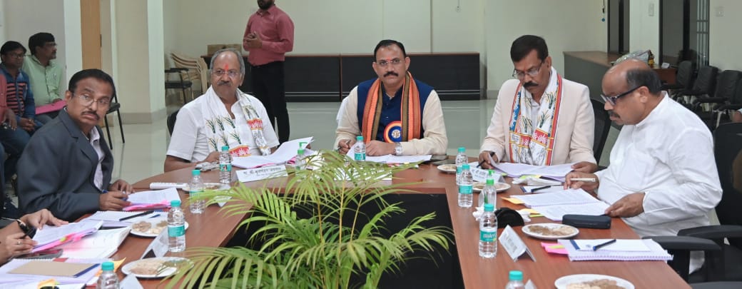 स्वास्थ्य मंत्री श्री श्याम बिहारी जायसवाल ने पंडित जवाहर लाल नेहरू चिकित्सा महाविद्यालय और डॉ. भीमराव अम्बेडकर अस्पताल के स्वशासी समिति के सामान्य परिषद की ली बैठक