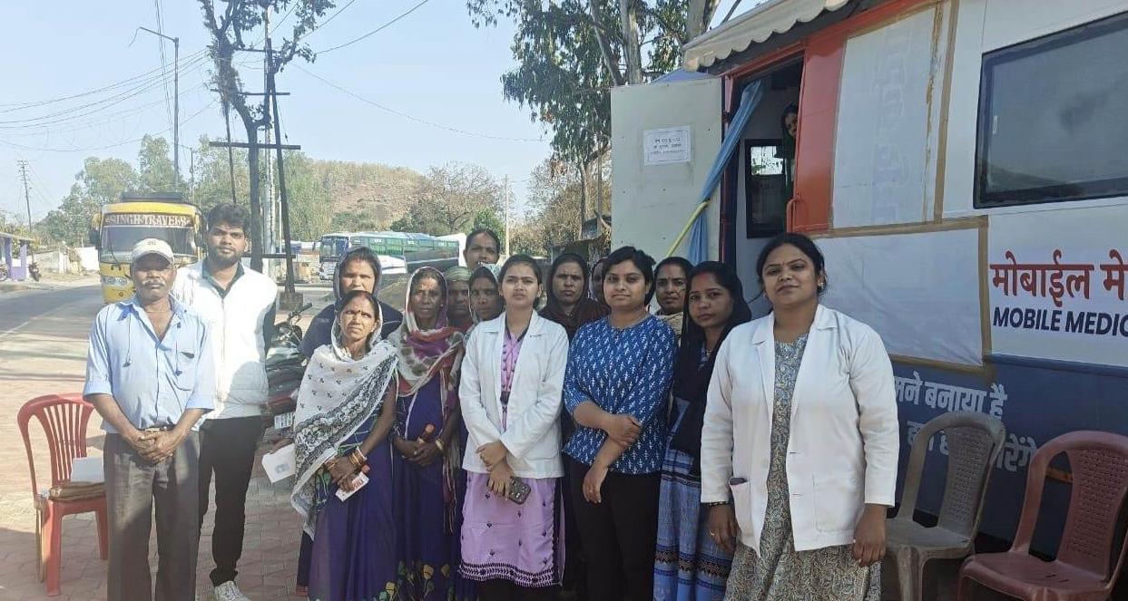 मुख्यमंत्री शहरी स्लम स्वास्थ्य योजना से लोगों को मिल रहा है लाभ मोबाईल मेडिकल यूनिट बस से लोगों को मिल रही घर पहुंच सेवा