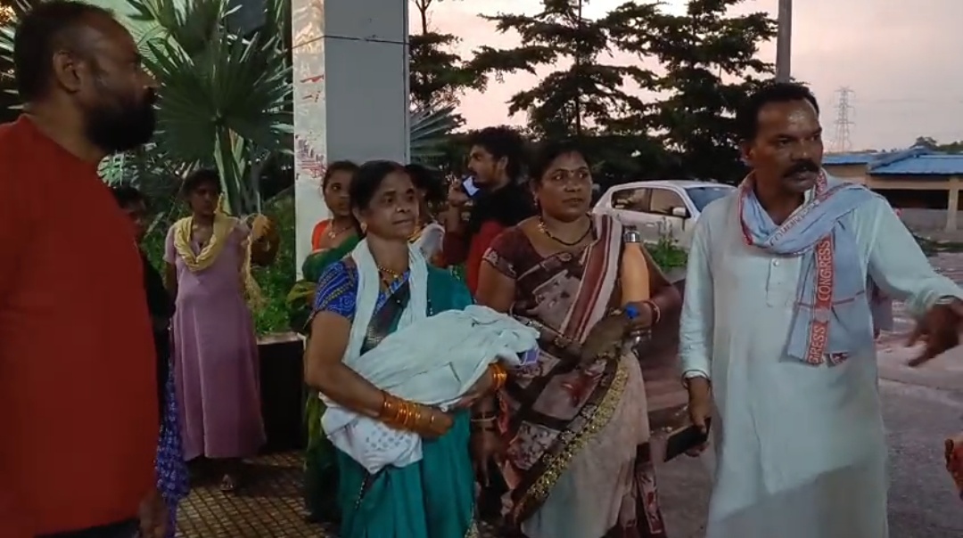 जिला अस्पताल में बिजली गुल जनरेटर ठप टॉर्च की रोशनी में हो रही डिलीवरी क्या यही है विष्णुदेव साय का सुशासन- झूमूकलाल दीवान मेरा कोंडागांव बदल रहा है पर किस दिशा मे जा रहा यह सोचने का विषय है