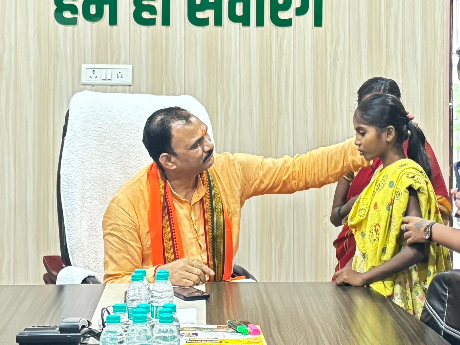 पापा मैं ठीक हो जाऊंगी ना?&rdquo; &ndash; दिल की बीमारी से जूझ रही मासूम शांभवी गुरला का सवाल स्वास्थ्य मंत्री श्री श्याम बिहारी जायसवाल ने भोपालपटनम से आए परिवार को दिया संपूर्ण इलाज का भरोसा