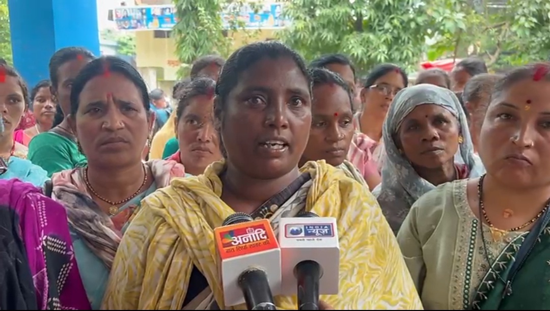 महीने से प्रोत्साहन राशि नहीं मिलने से नाराज़ मितानिनों ने आज सीएचएमओ कार्यालय का घेराव कर दिया