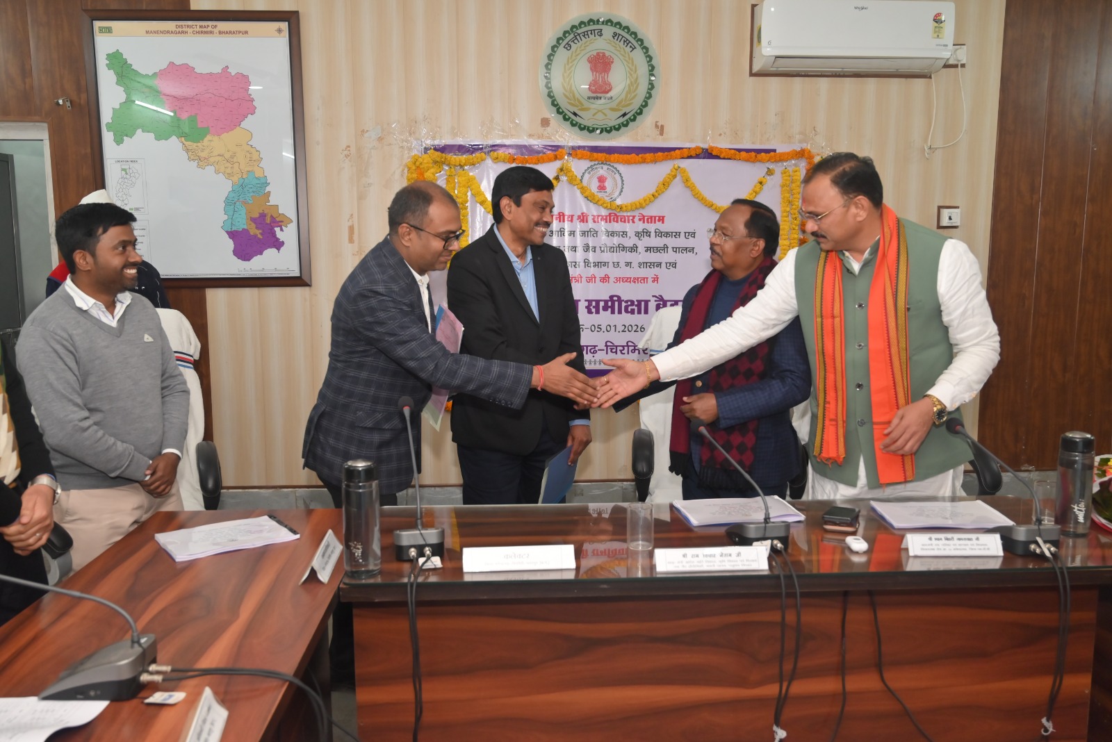 मनेन्द्रगढ़ को मिली स्वास्थ्य की नई सौगात योग एवं प्राकृतिक चिकित्सा के लिए आयुष विभाग&ndash;एसईसीएल के मध्य ऐतिहासिक एमओयू10 शैय्या युक्त केन्द्र से जिले में सुदृढ़ होंगी निवारक स्वास्थ्य सेवाएं