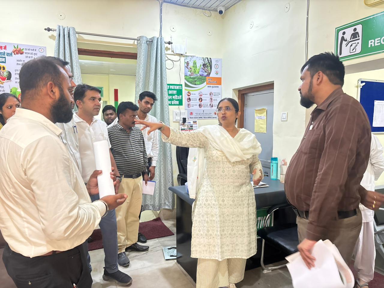 जिला अस्पताल पहुंचकर कलेक्टर ने लिया व्यवस्थाओं का जायजा अस्पताल जांच-उपचार के साथ-साथ लोगों की उम्मीद  डॉक्टर और स्टॉफ मरीजों के प्रति संवेदनशील रहें'- कलेक्टर श्रीमती रोक्तिमा यादव  