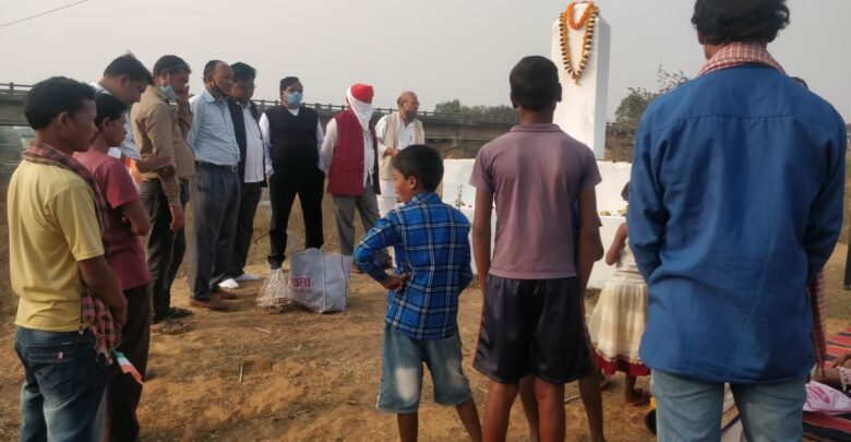 याद की गई शहीद सत्यभामा स्मारक स्थल में पहुंचकर किया इस तरह याद हुई आंखे नम जिला प्रशासन से की गई ये मांग आदिवासी महिला जिसने केलो नदी को बचाने दी प्राणों