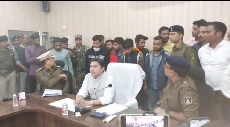 कोलकाता के अवैध कॉल सेंटर से अंतर्राज्यीय गैंग के 22 शातिर साइबर ठग गिरफ्तार रायगढ़ पुलिस को साइबर ठगी में मिली अब तक की बड़ी सफलता 