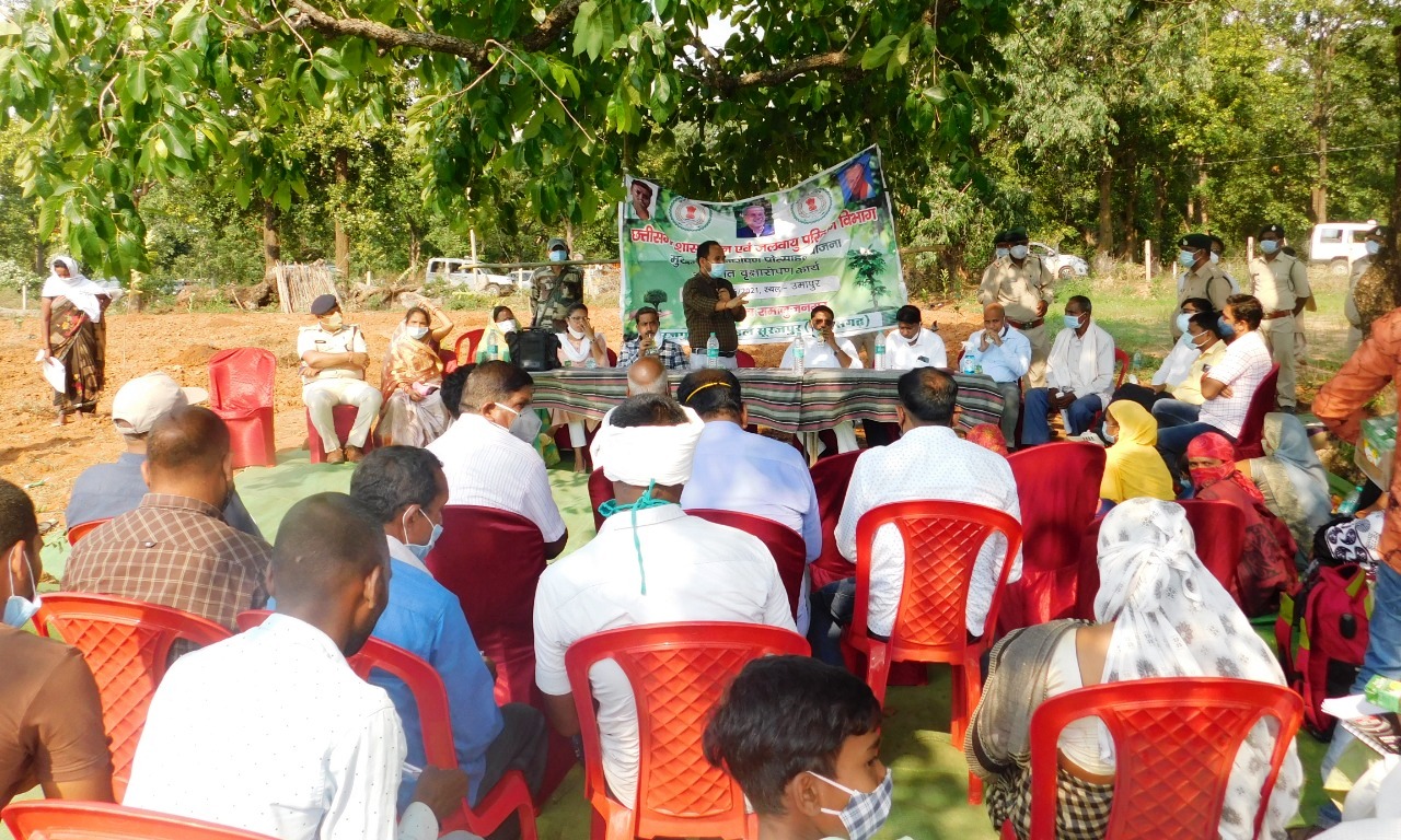 कलेक्टर डाॅ. गौरव कुमार सिंह ने मुख्यमंत्री&nbsp;&nbsp;वृक्षारोपण&nbsp;प्रोत्साहन योजना के तहत ग्राम उमापुर में किया वृक्षारोपण साथ ही उमापुर गौठान का निरीक्षण किया