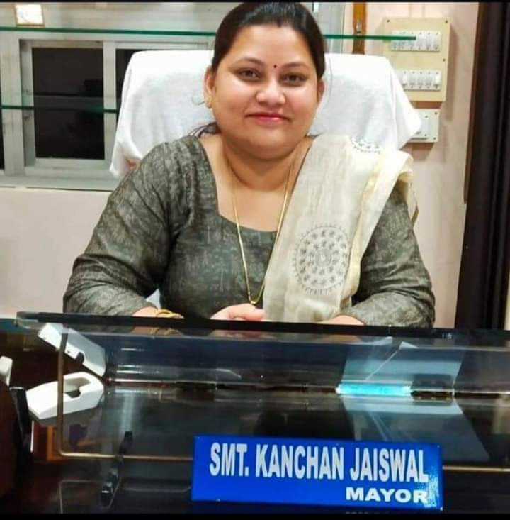 पूर्व प्रधानमंत्री भारत रत्न माननीय राजीव गांधी जी के पुण्यतिथि पर आज नगर निगम की आदरणीया महापौर श्रीमती कंचन जायसवाल जी, निगम सभापति श्रीमती गायत्री बिरहा जी, एमआईसी सदस्य श्री शिवांश जैन जी, रज्ज़ाक खान जी, निगम आयुक्त श्रीमती योगिता देवांगन जी ने सामुदायिक स्वास्थ्य केंद्र बड़ाबाजार एवं पोंडी पहुँचकर कोरोना काल में दिन रात अपनी सेवाएं दे रहे स्वास्थ्य कर्मियों को मास्क सेनेटाइजर फेस शील्ड जैसे आवश्यक उपकरण देकर उनका मनोबल को बढ़ाया..।।