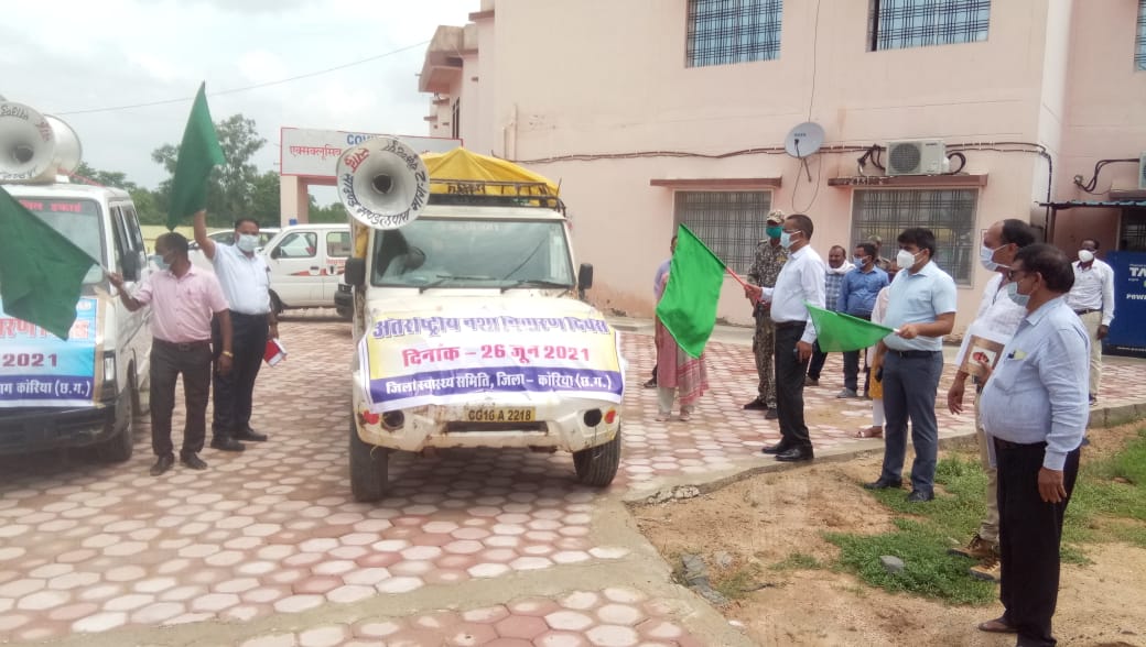 जिला में नशा मुक्ति के प्रचार-प्रसार हेतु कलेक्टर ने हरी झंडी दिखाकर वाहन को किया रवाना