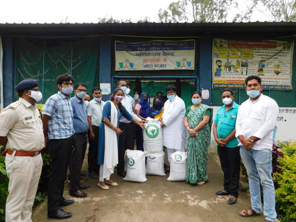 मनेन्द्रगढ़ विधायक डॉ जायसवाल ने स्वयं वर्मी खाद खरीद कर किसानों को जैविक कृषि अपनाने एवं वर्मी खाद के उपयोग को बढ़ावा देने का दिया संदेश&rsquo;